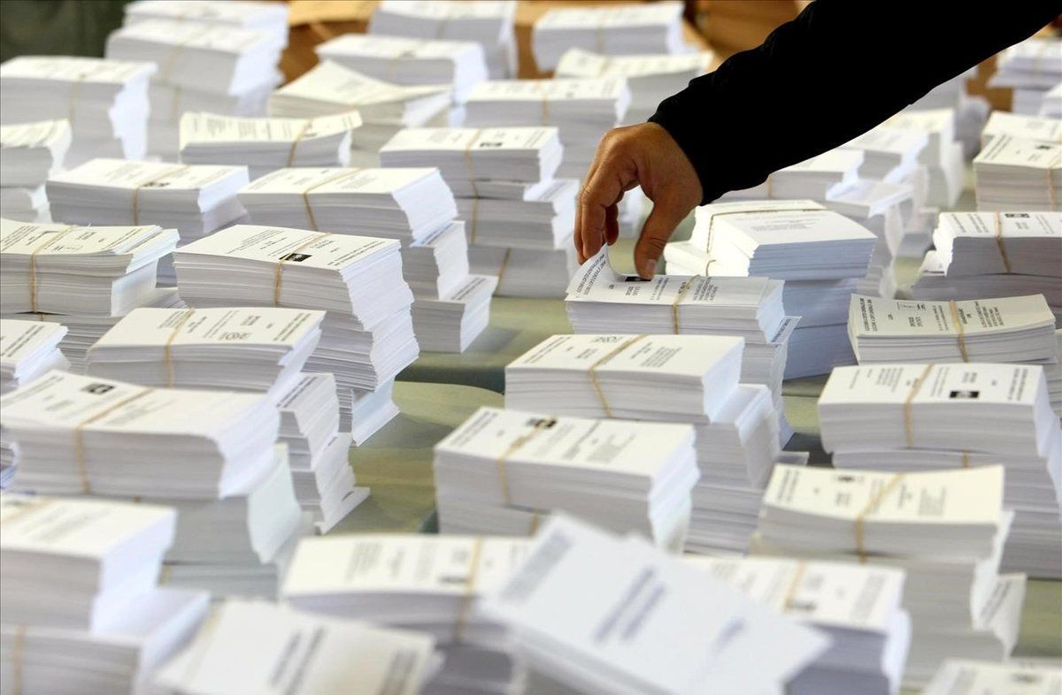 Multitud de papeletas encima de una mesa electoral en Barcelona / ARCHIVO