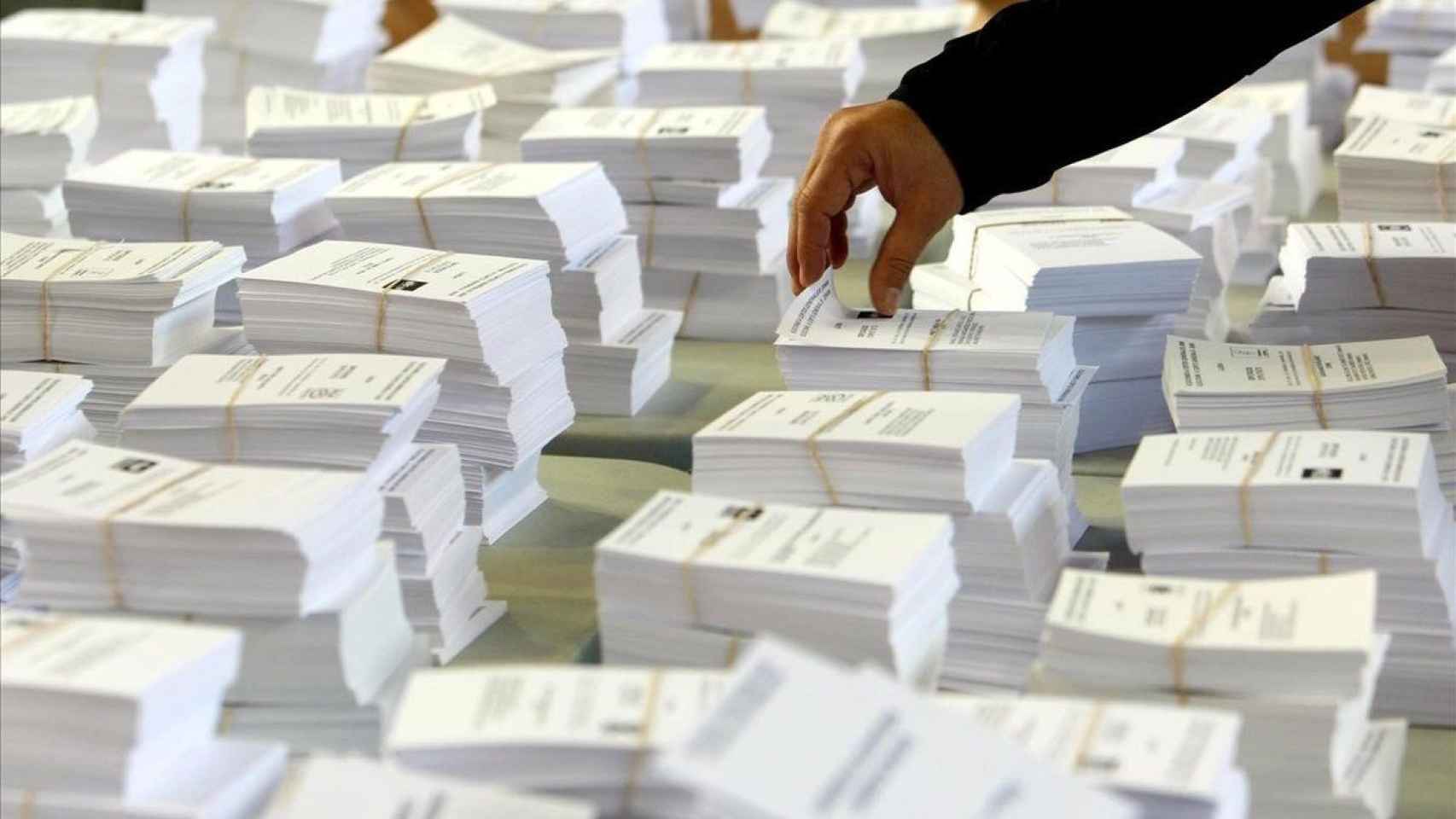 Multitud de papeletas encima de una mesa electoral en Barcelona
