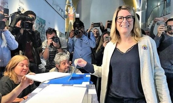 La número dos de Junts per Catalunya, Elsa Artadi, votando en su colegio electoral / EP
