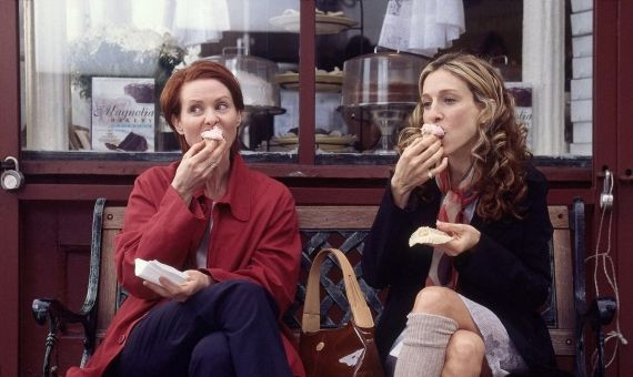 Miranda Hobbes y Carrie Bradshaw comiendo 'cupcakes' en Magnolia Bakery / SEXO EN NUEVA YORK
