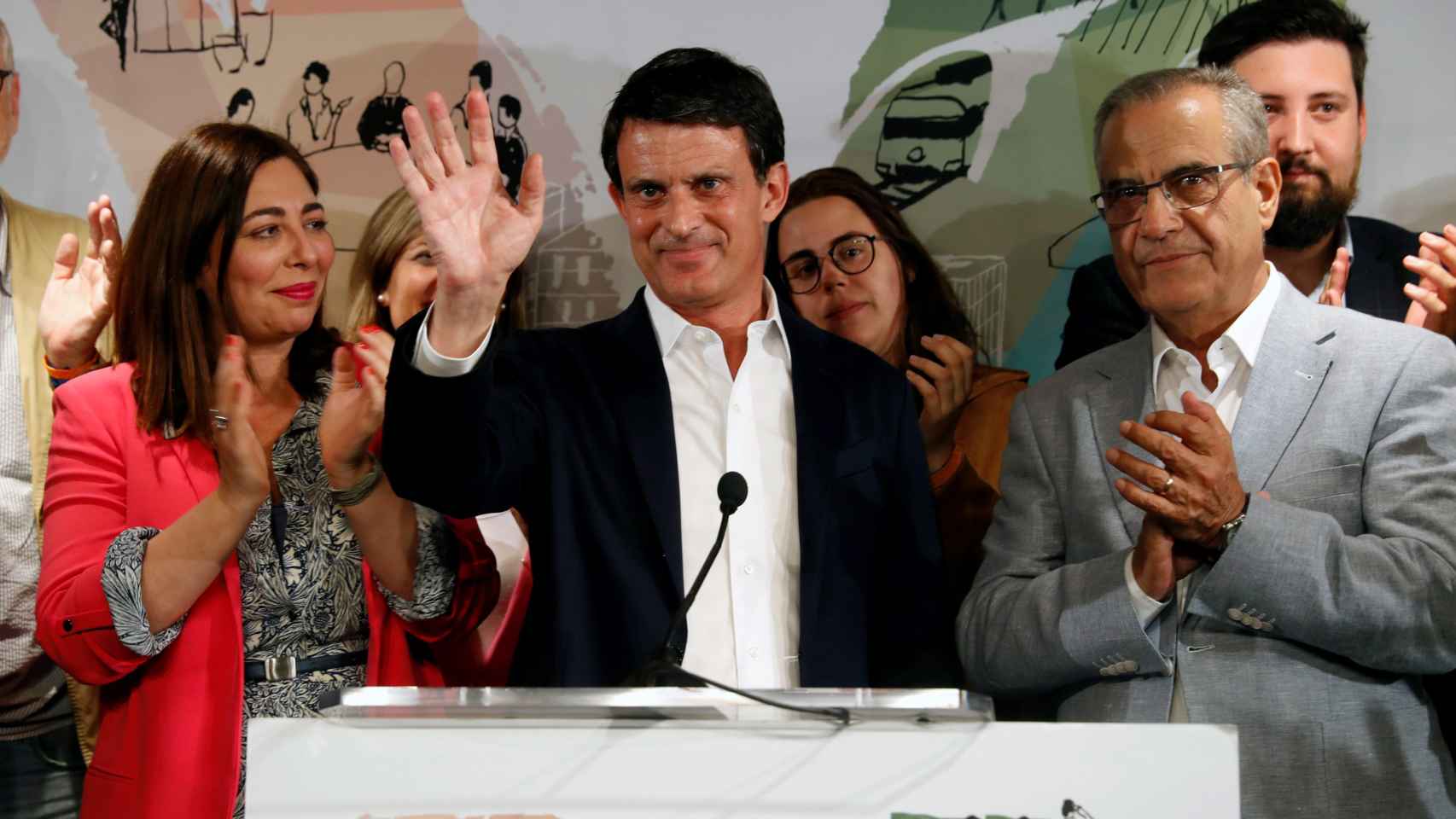 Manuel Valls, junto con algunos miembros de su lista, este domingo en Barcelona / EFE TONI ALBIR