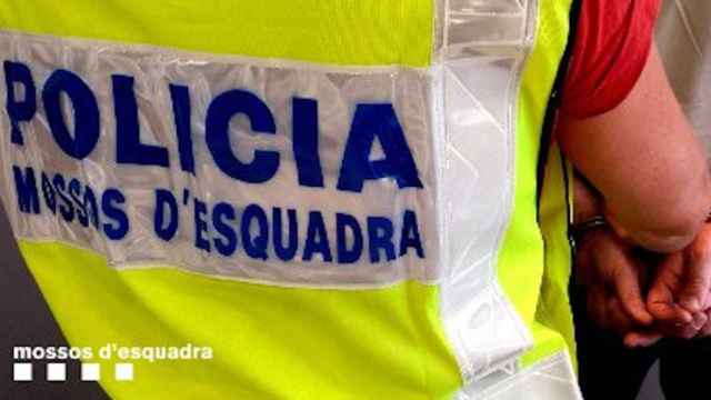 Los Mossos d'Esquadra deteniendo al hombre que grababa sin consentimiento a una mujer en el gimnasio / MOSSOS D'ESQUADRA vía TWITTER