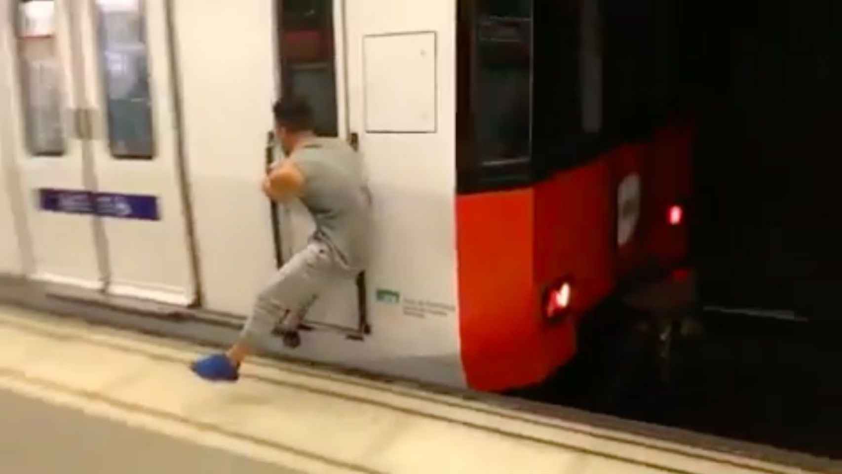 Imagen de un joven practicando trening en el metro de Barcelona
