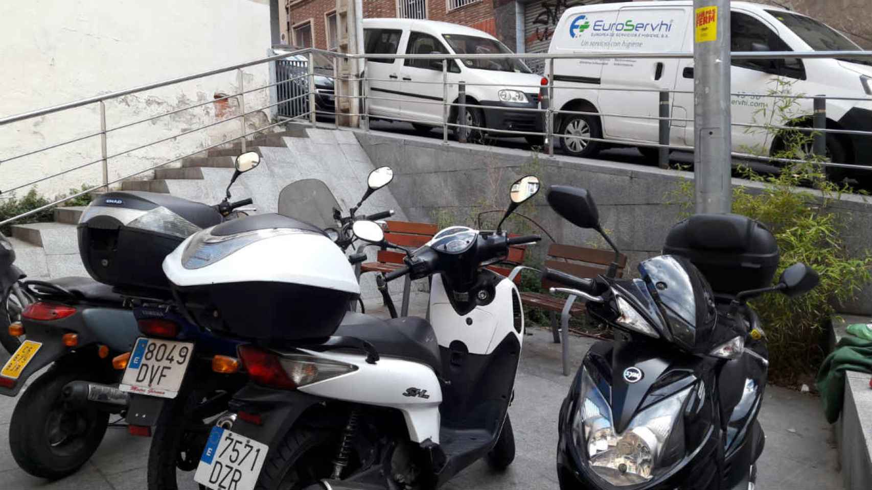 Difícil el acceso a los bancos para descansar por culpa de las motos aparcadas