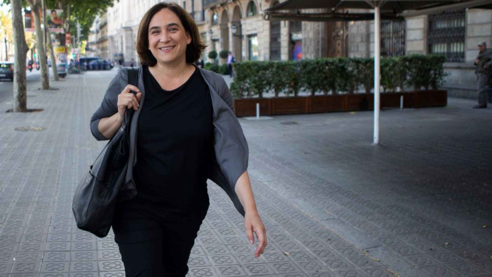 Ada Colau, paseando por Barcelona  / EFE