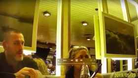 Imagen del vídeo del momento del pago a la okupa de Sants.