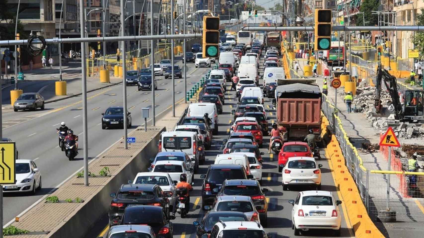 Gran cantidad de vehículos parados junto a unas obras en Barcelona