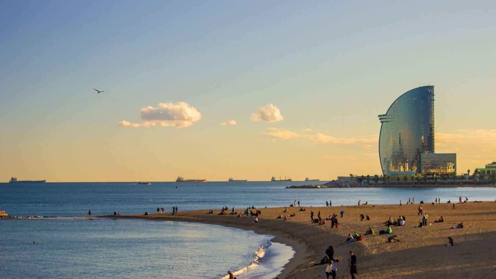 Vista panorámica de la playa de la Barceloneta, en Barcelona