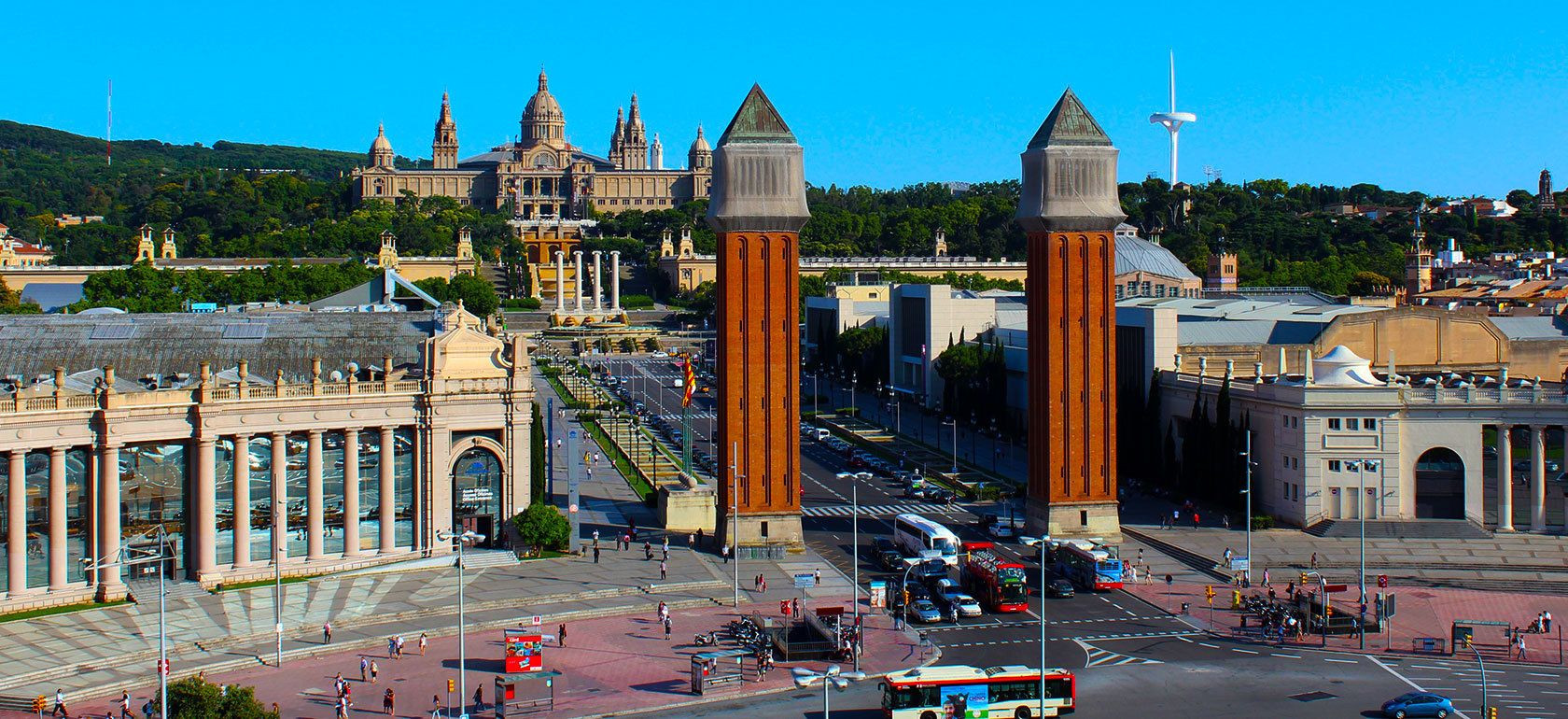 Vista panorámica de Plaza Espanya con el MNAC y Montjuïc de fondo 