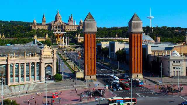 Vista panorámica de Plaza Espanya con el MNAC y Montjuïc de fondo