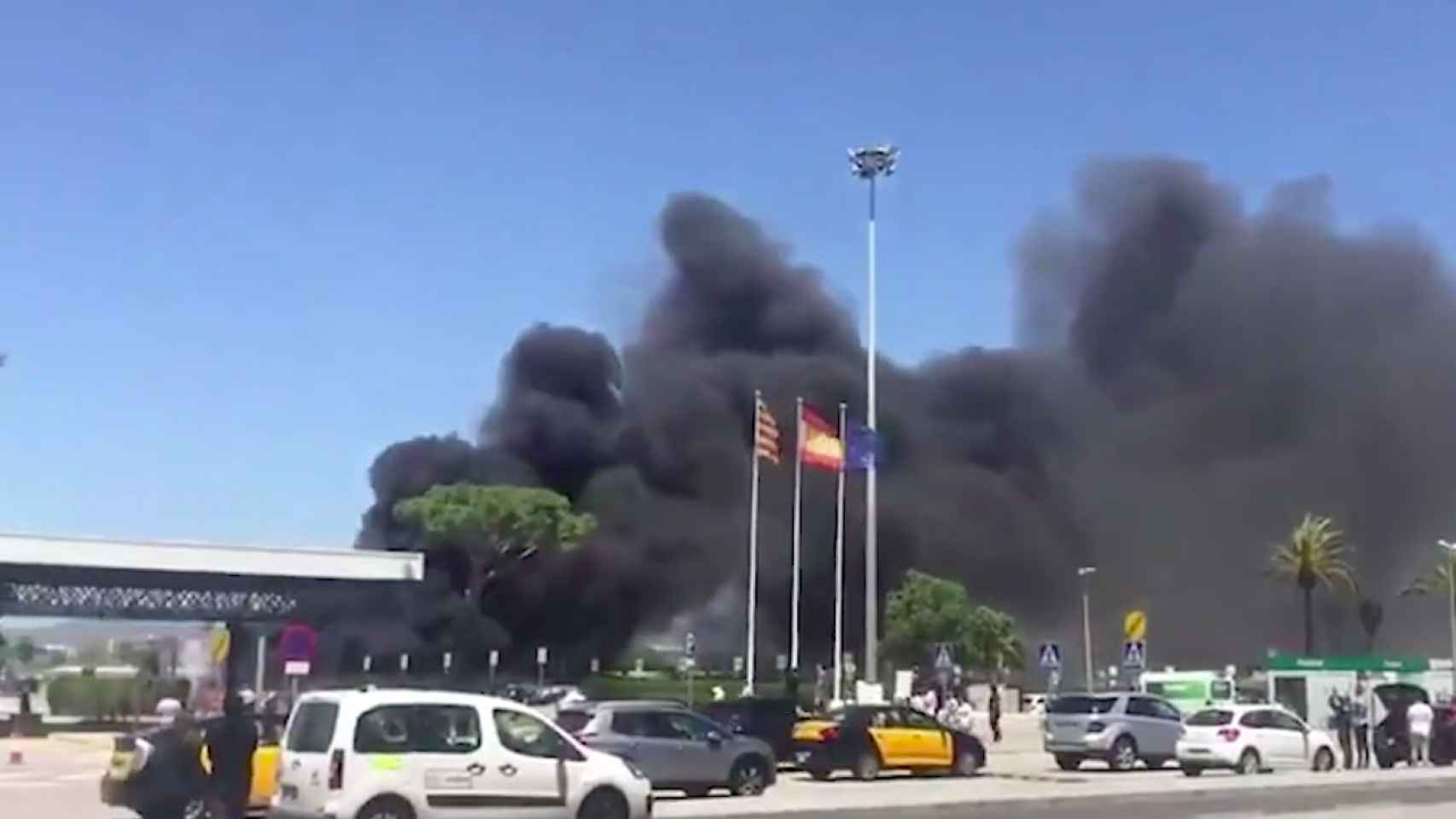 Una imagen del incendio en la T2 del Aeropuerto del Prat en Barcelona