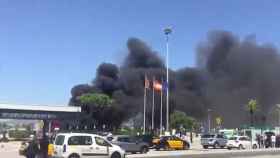 Una imagen del incendio en la T2 del Aeropuerto del Prat en Barcelona