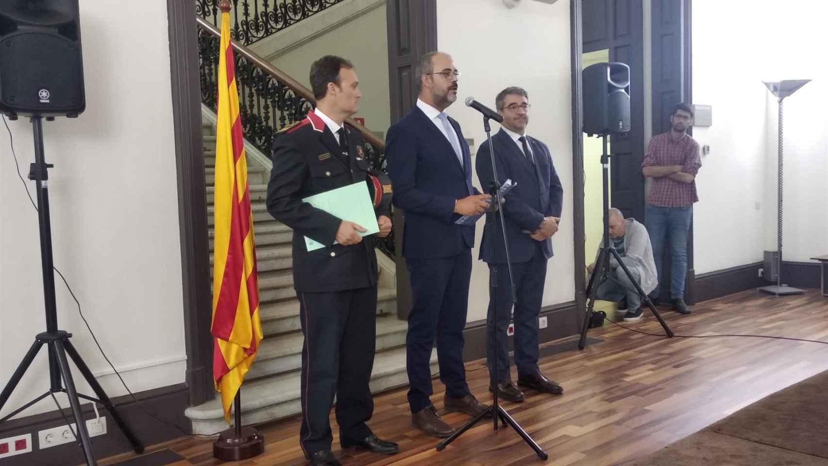 El conseller de Interior, Miquel Buch, junto al director general de los Mossos d'Esquadra, Andreu Joan Martínez y Eduard Sallent / EP
