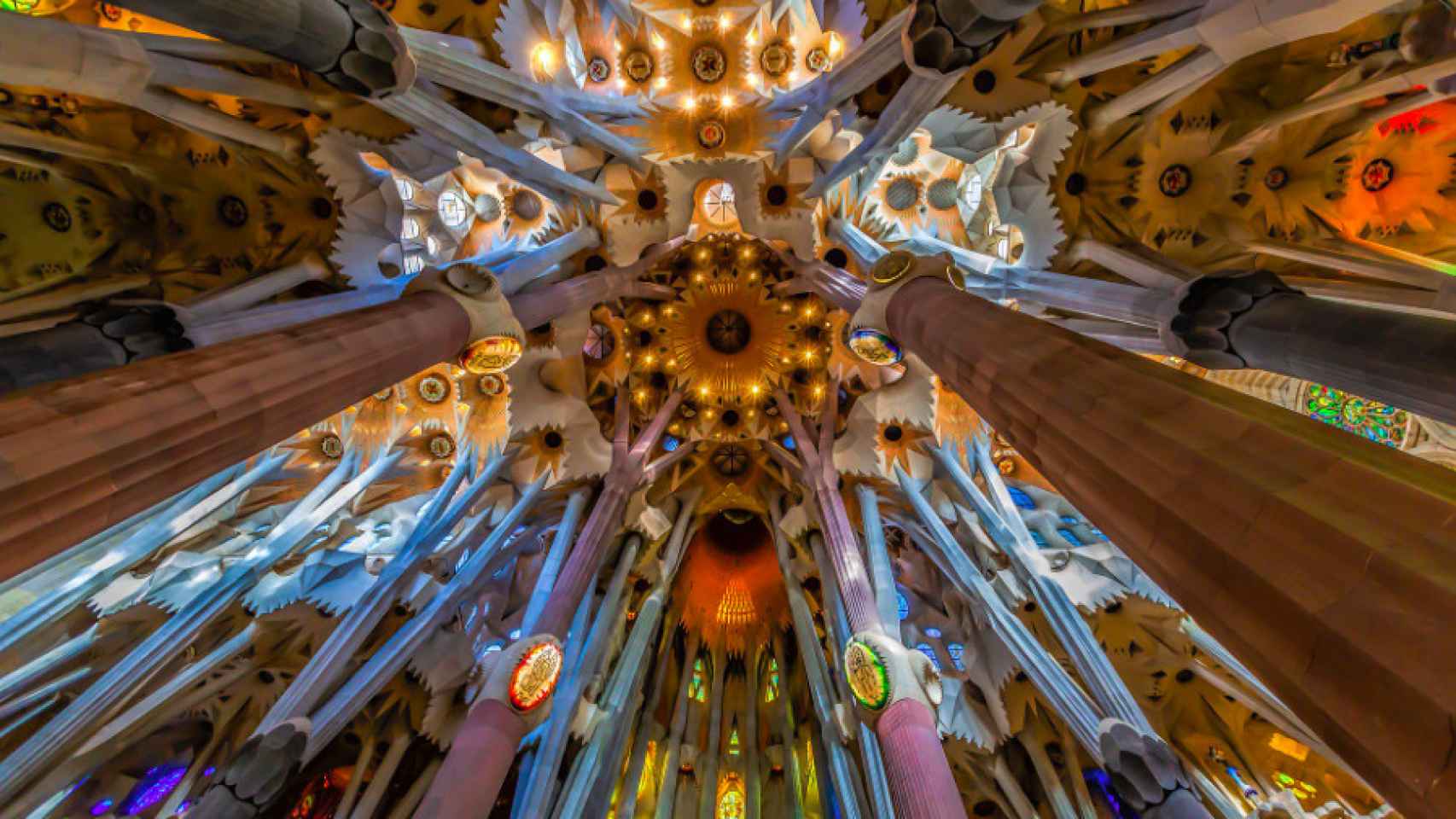 Interior de la Sagrada Família de Barcelona diseñada por el arquitecto Antoni Gaudí