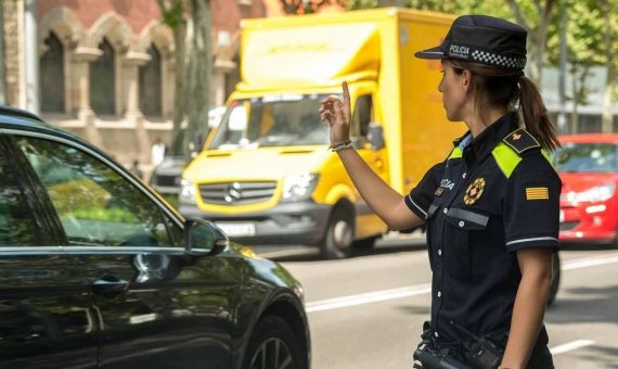 Una agente de la Guardia Urbana dirige el tráfico / AYUNTAMIENTO DE BARCELONA