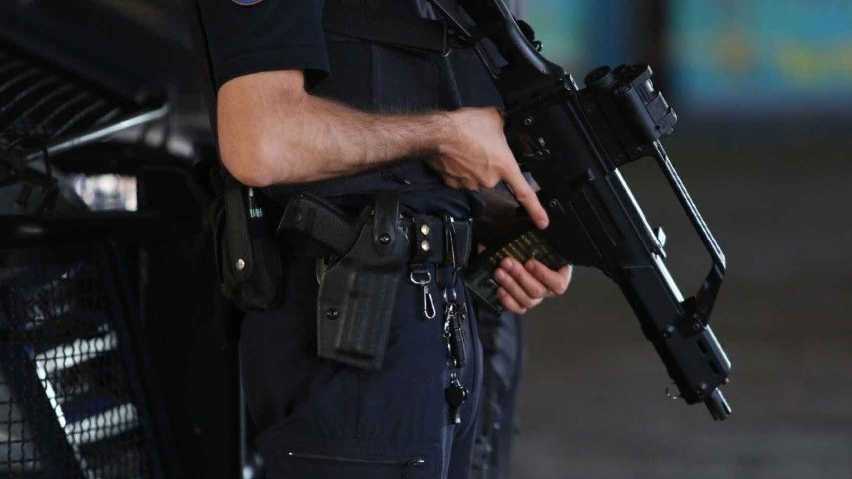 Un agente de la Policía Nacional durante un operativo / EUROPA PRESS