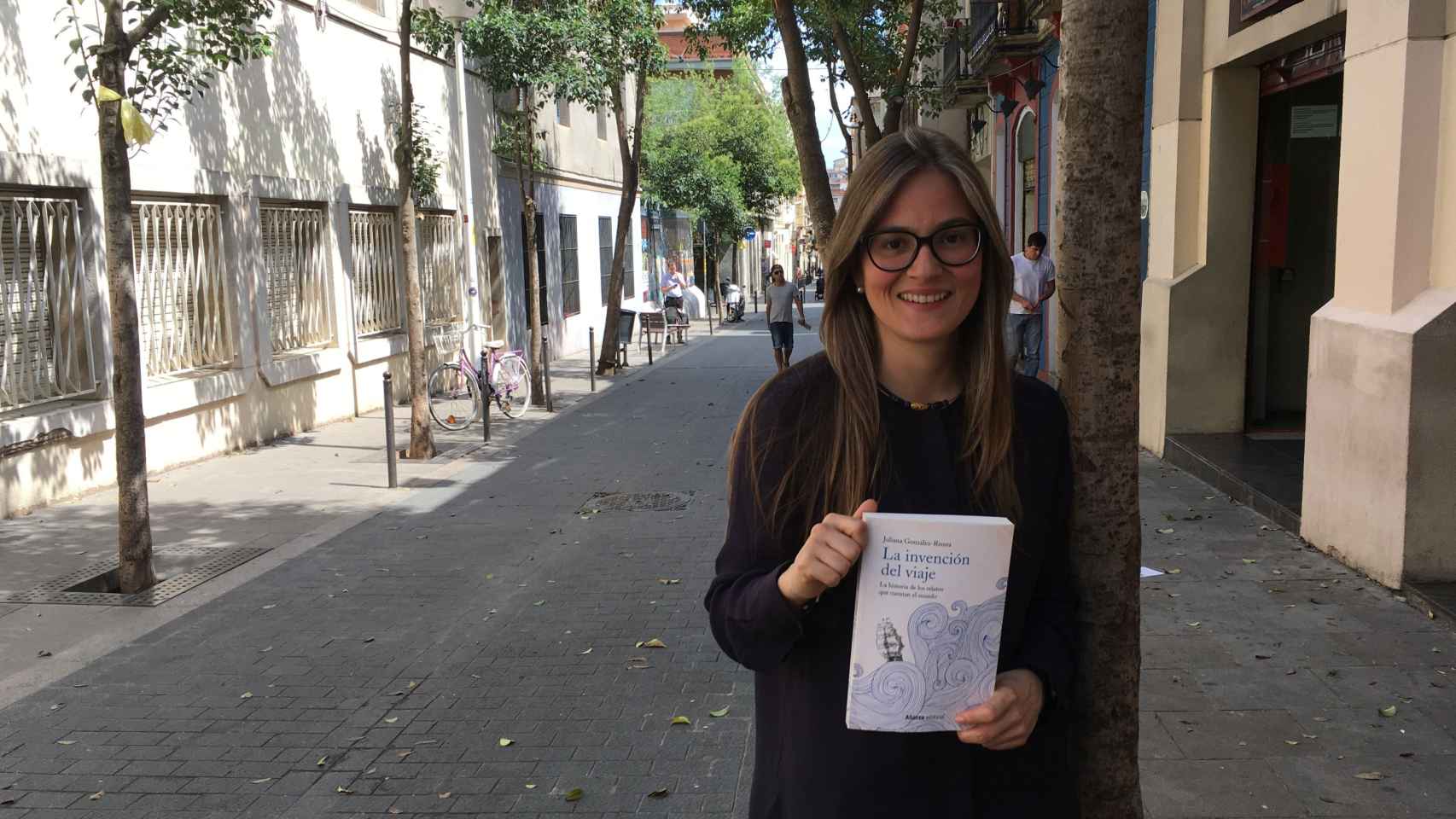 La periodista Juliana González-Rivera con su libro 'La invención del viaje' (Alianza Editorial) / PAULA BALDRICH