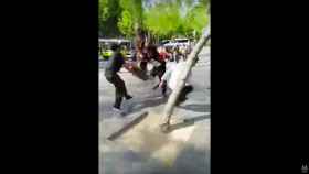 Jóvenes patinadores en una pelea en plaza Universitat / YOUTUBE