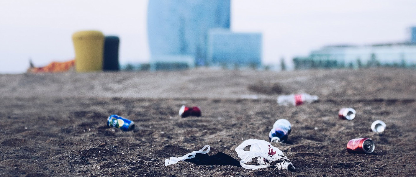La playa de la Barceloneta, con latas, botellas y bolsas de plástico sin recoger