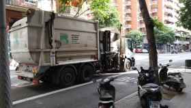 Un camión de la basura en una calle de Barcelona / JORDI SUBIRANA