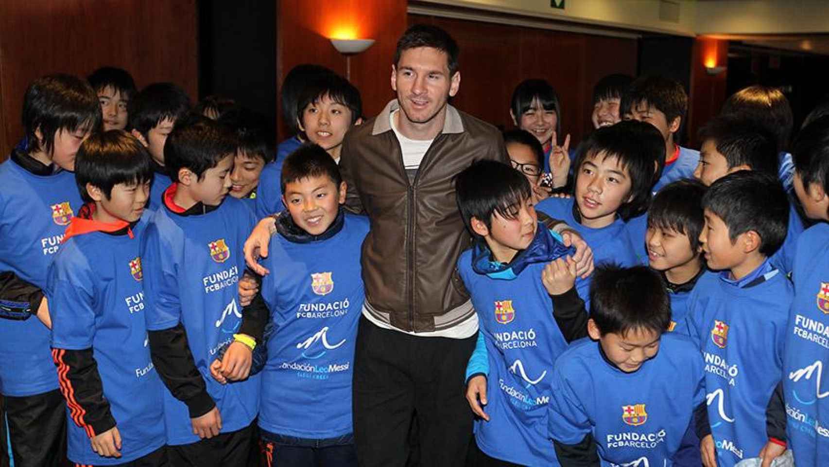 Leo Messi posa con los niños de su fundación / FCBarcelona