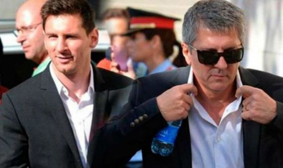 Leo Messi y su padre Joge durante una visita a los juzgados de Gavà / EFE