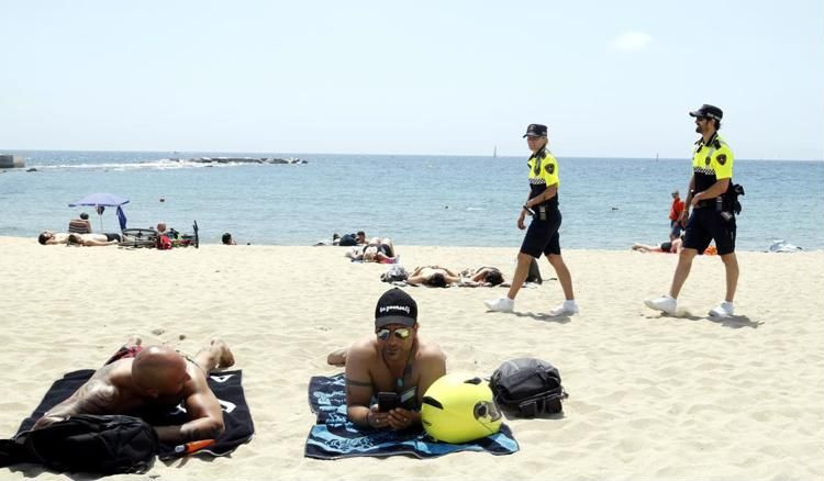 Dos agentes de la Guardia Urbana patrullando a pie por las playas / SAPOL