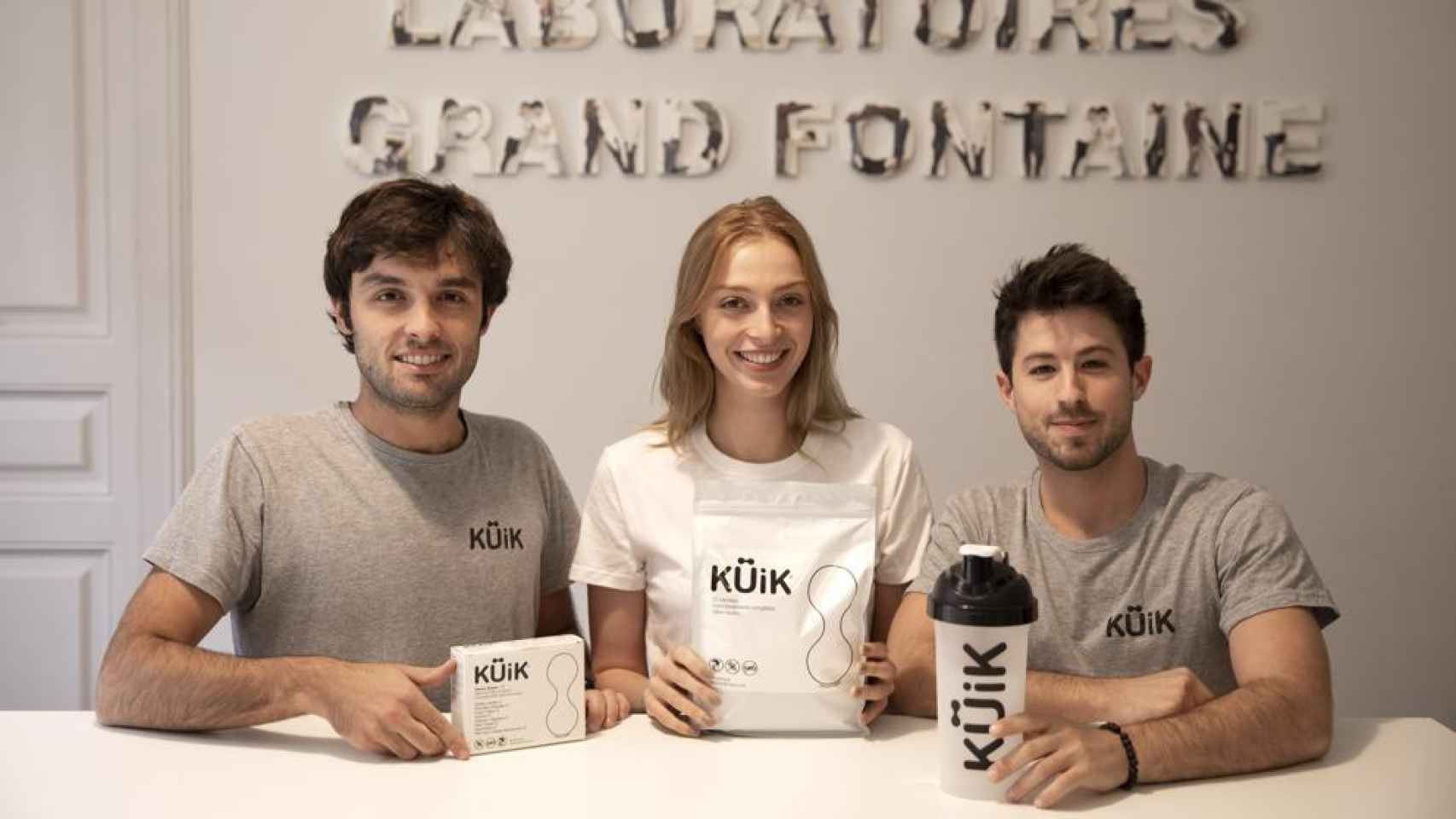 Enric, Rozane y Albert; los emprendedores de la 'start up' barcelonesa Kuik con los productos de la compañía