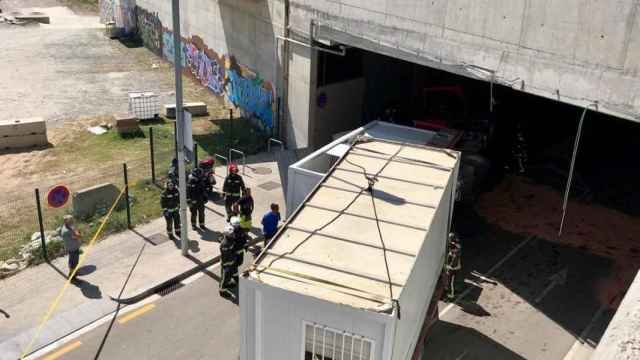 El camión volcado tras chocar contra un puente / Movimiento Diagonal Mar