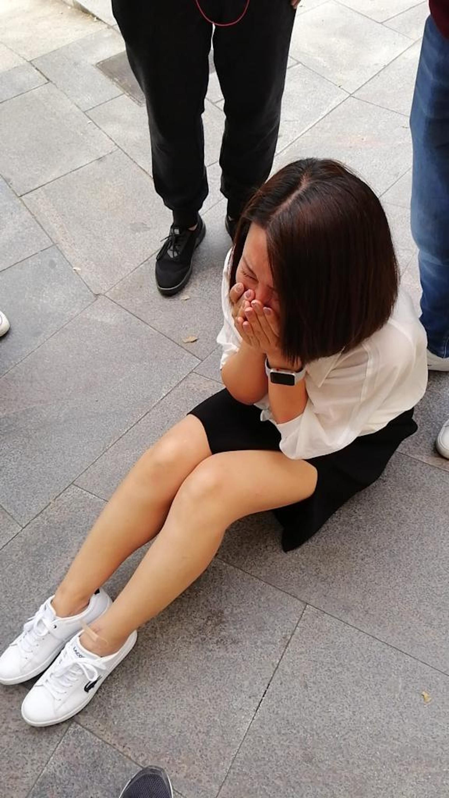 Una turista asiática tendida en el suelo tras sufrir un robo en Barcelona / MA