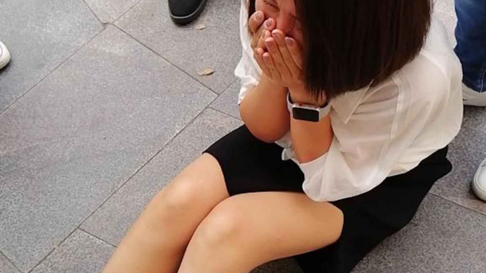 Una turista asiática tendida en el suelo tras sufrir un robo en Barcelona / MA