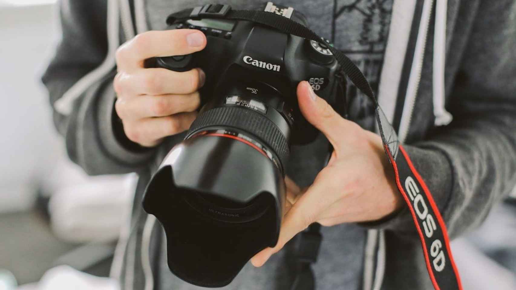 Fotógrafo sujetando una cámara en una sesión de fotos a modelos