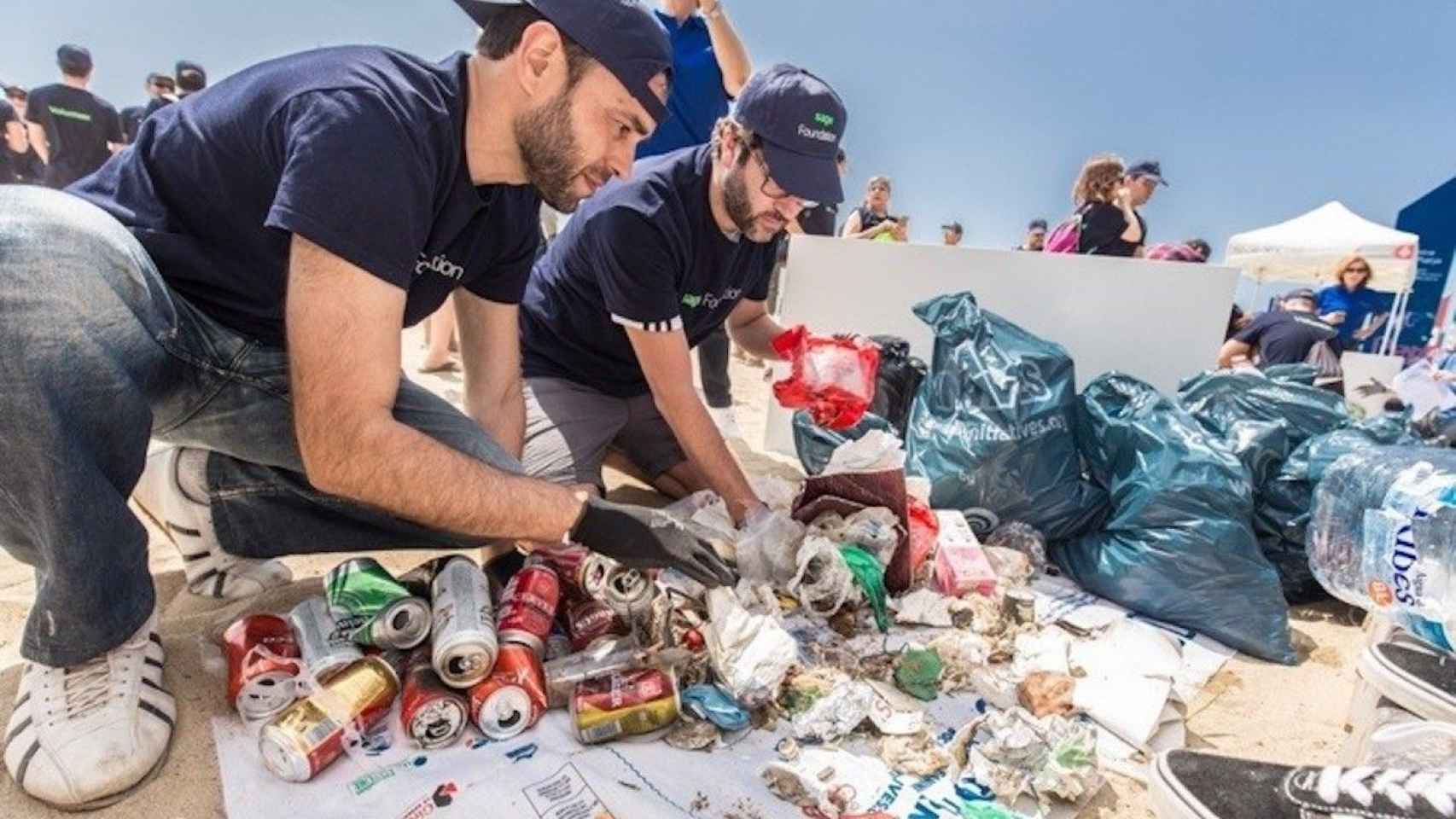 Voluntarios recogiendo residuos en la playa de la Barceloneta / EUROPA PRESS