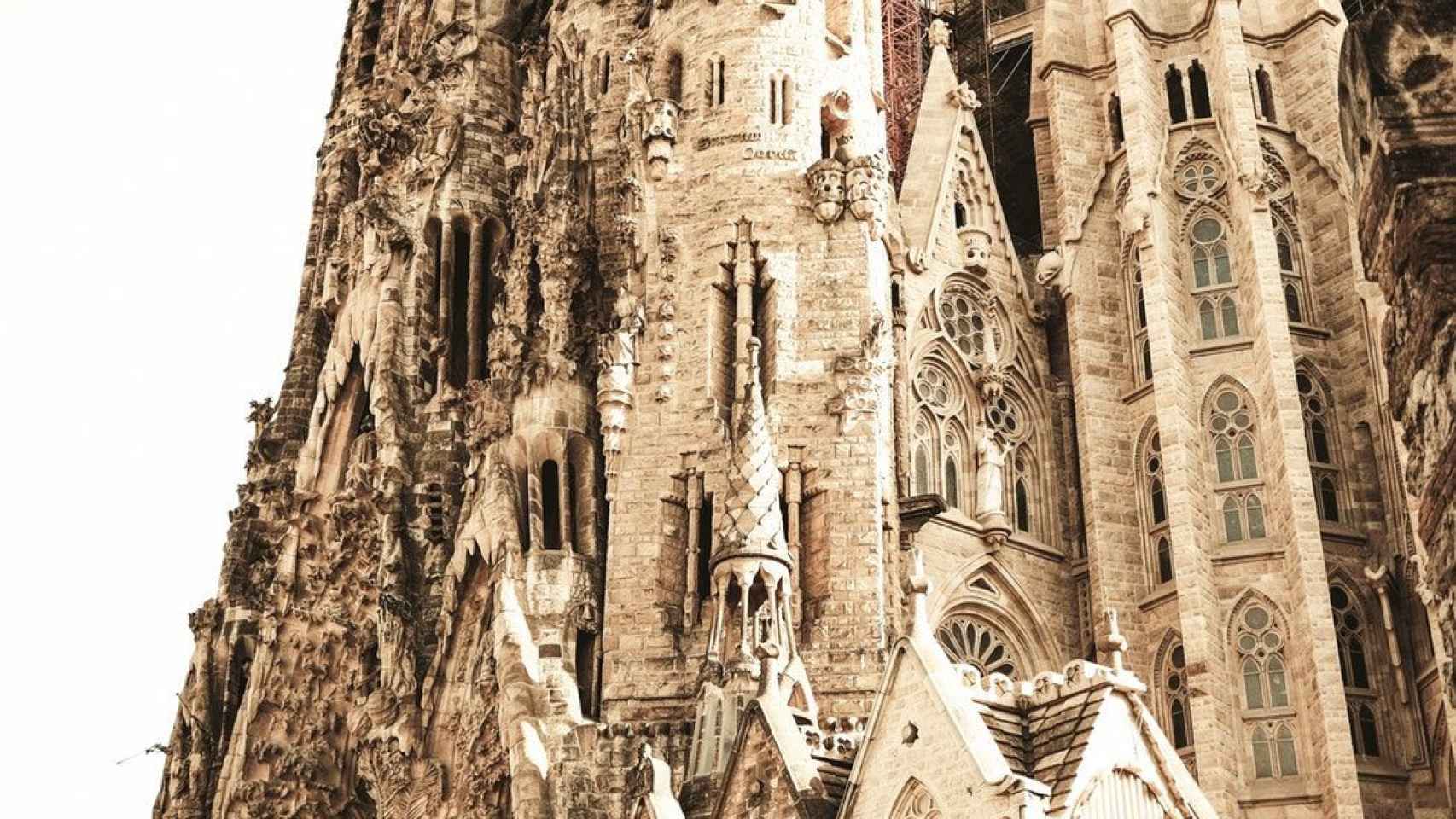 Parte de la fachada frontal del templo de la Sagrada Familia de Barcelona