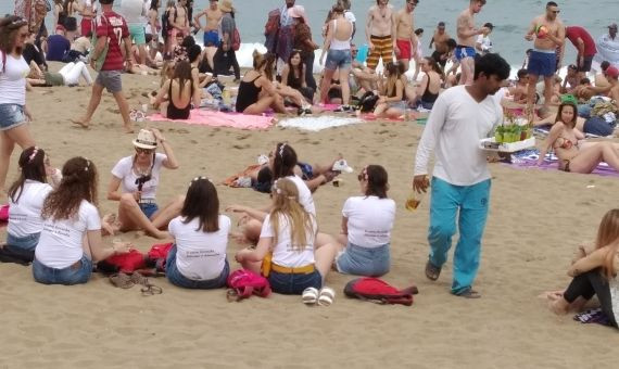 Un vendedor con bebidas, en la playa / JORDI SUBIRANA 