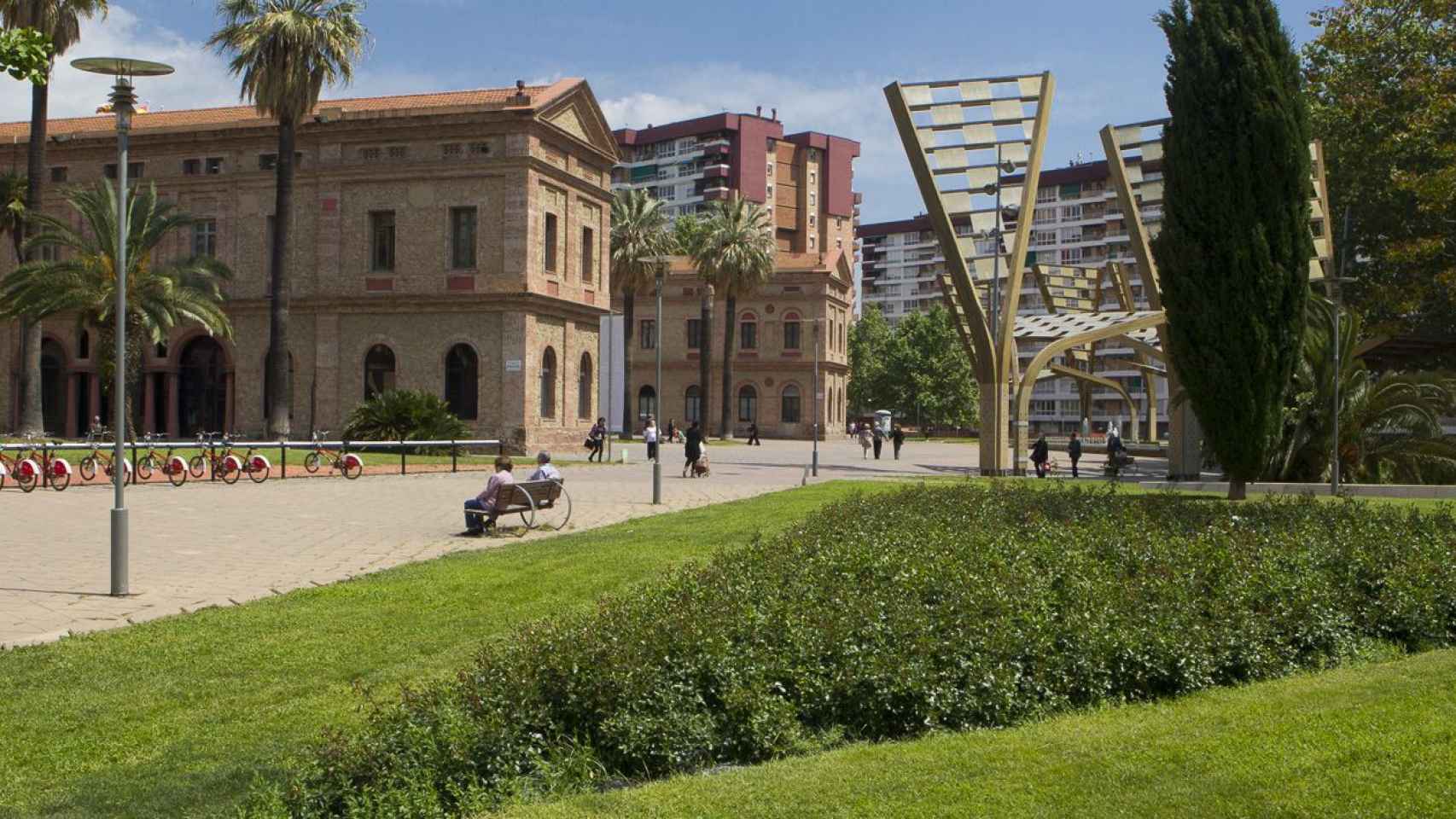Plaza central del distrito barcelonés de Nou Barris