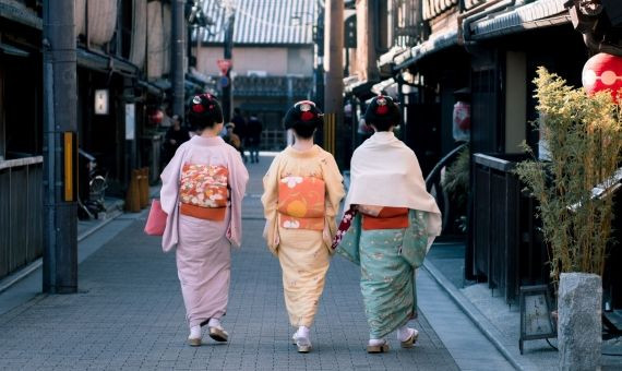 Tres geishas paseando por Gion /PEXELS