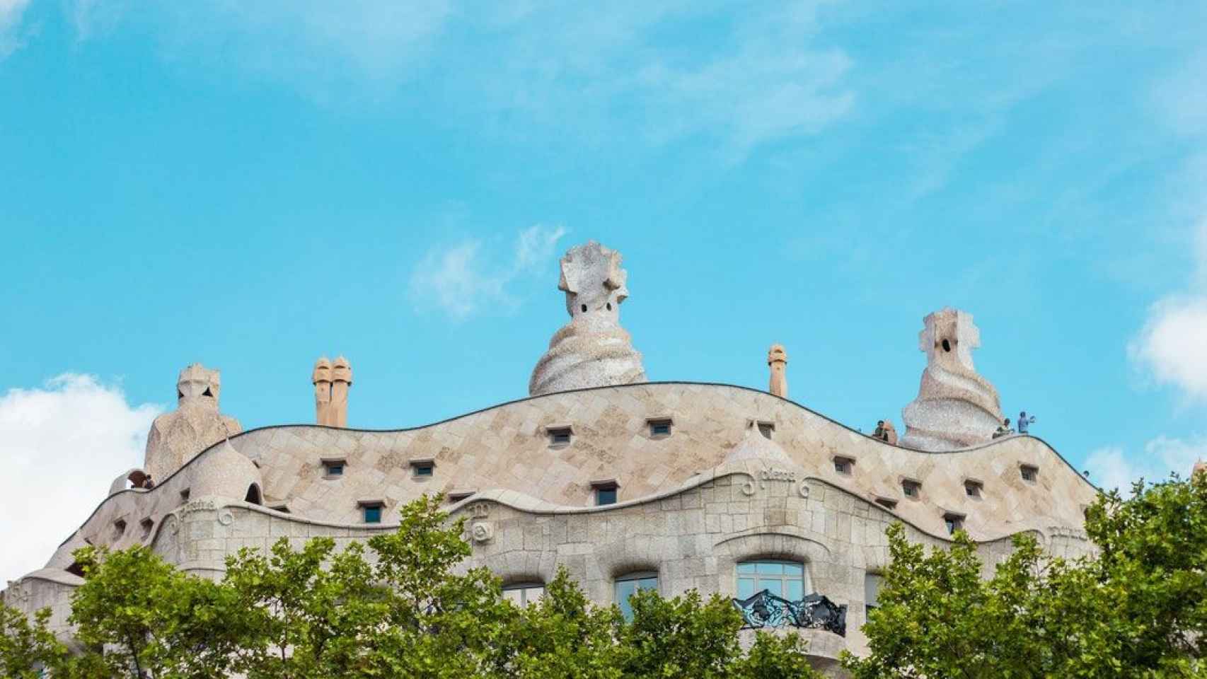 La pedrera es un edificio modernista que se encuentra en el Paseo de Gràcia de Barcelona