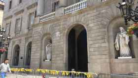 Lazos amarillos en las vallas del Ayuntamiento de Barcelona el día antes de la investidura / MA