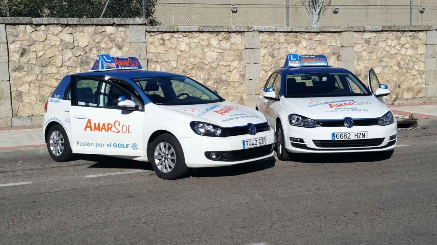 Dos coches de autoescuela aparcados para que los alumnos se saquen el carnet de conducir