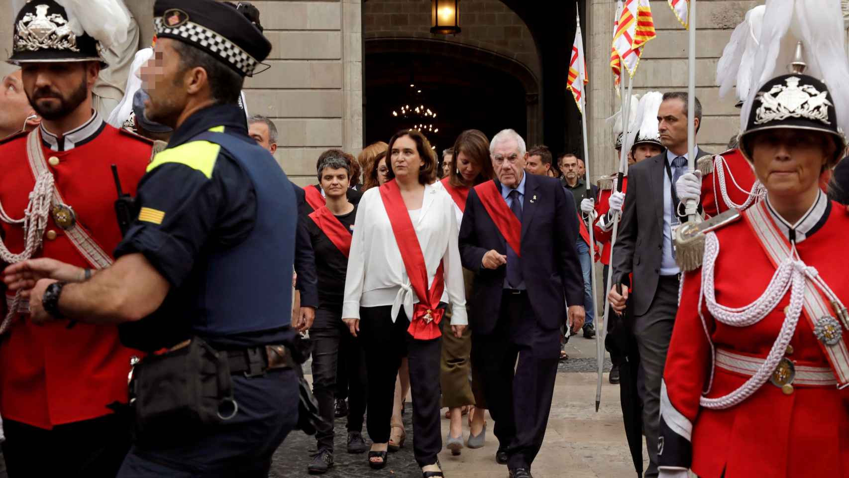 Colau dirigiéndose al Palau de la Generalitat / EFE