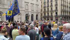 Centenares de personas concentradas delante del Ayuntamiento de Barcelona para recibir a Joaquim Forn / Metrópoli