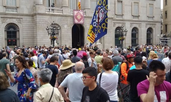 Decenas de personas concentradas delante del Ayuntamiento de Barcelona para recibir a Joaquim Forn / Metrópoli