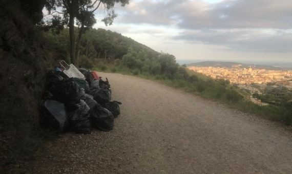 Bolsas de basura y otros objetos abandonados en la carretera de les aigües de Barcelona