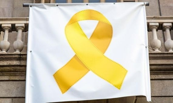 Pancarta con lazo amarillo colgado en la fachada del Ayuntamiento de Barcelona