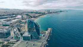 Vista aérea de la ciudad de Barcelona con el Hotel W y la playa de la ciudad de fondo