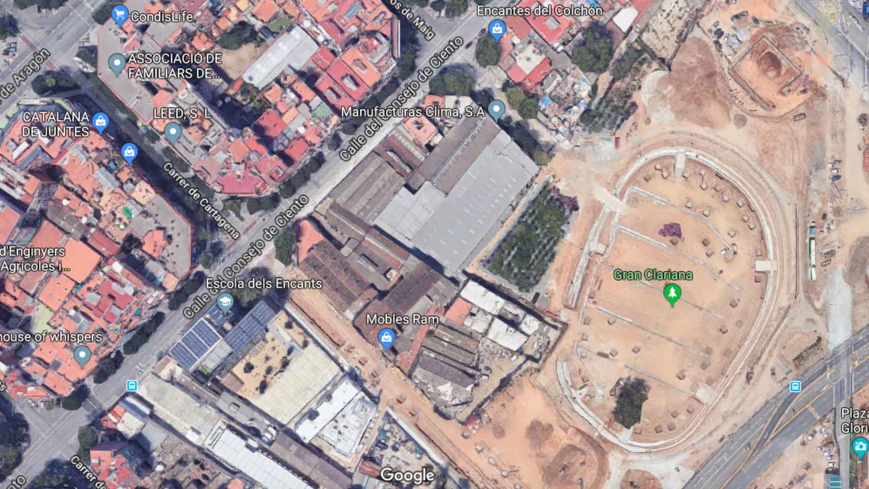 Amianto en el barrio de Sagrada Familia, cerca de las escuelas / Google Maps
