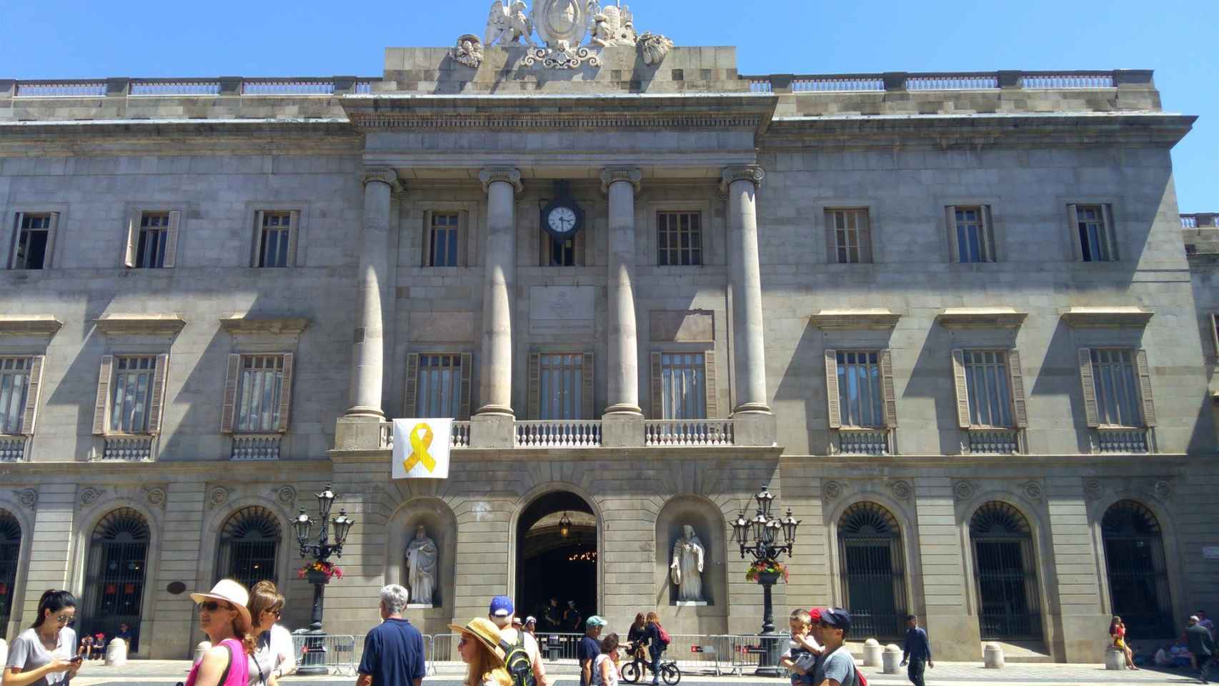 Fachada del Ayuntamiento de Barcelona con el lazo amarillo colgado en el balcón / EUROPA PRESS