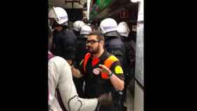 Miembros de la Guardia Urbana junto a trabajadores de TMB en el metro de Barcelona