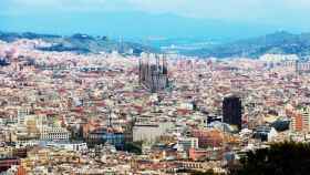 Vista panorámica de Barcelona con la Sagrada Familia de fondo